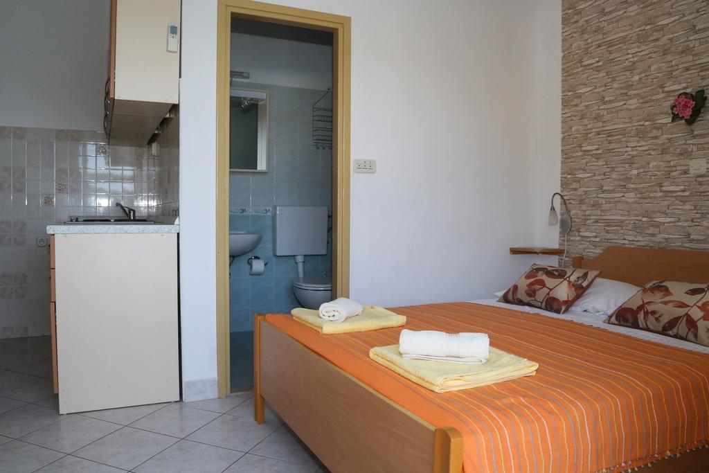 Apartments Dragica Milna  Buitenkant foto