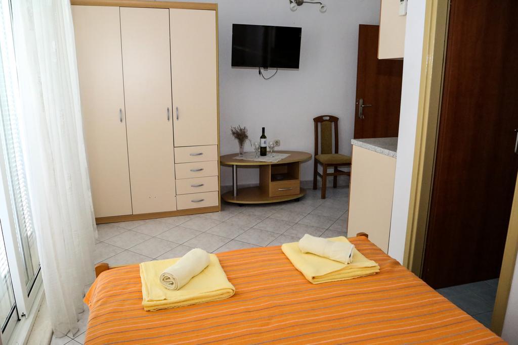 Apartments Dragica Milna  Buitenkant foto