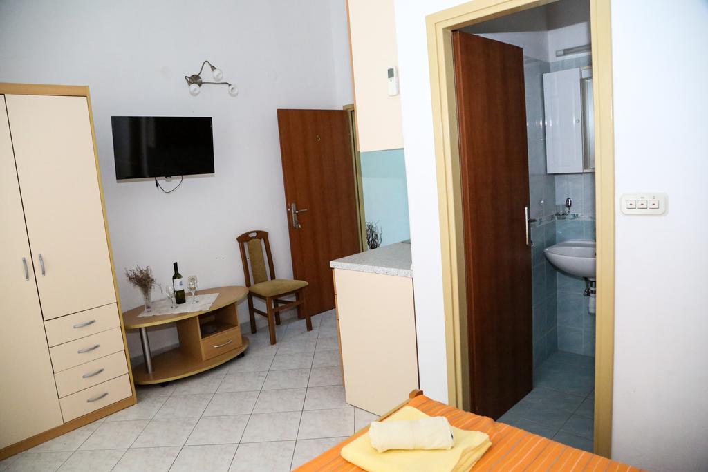 Apartments Dragica Milna  Buitenkant foto