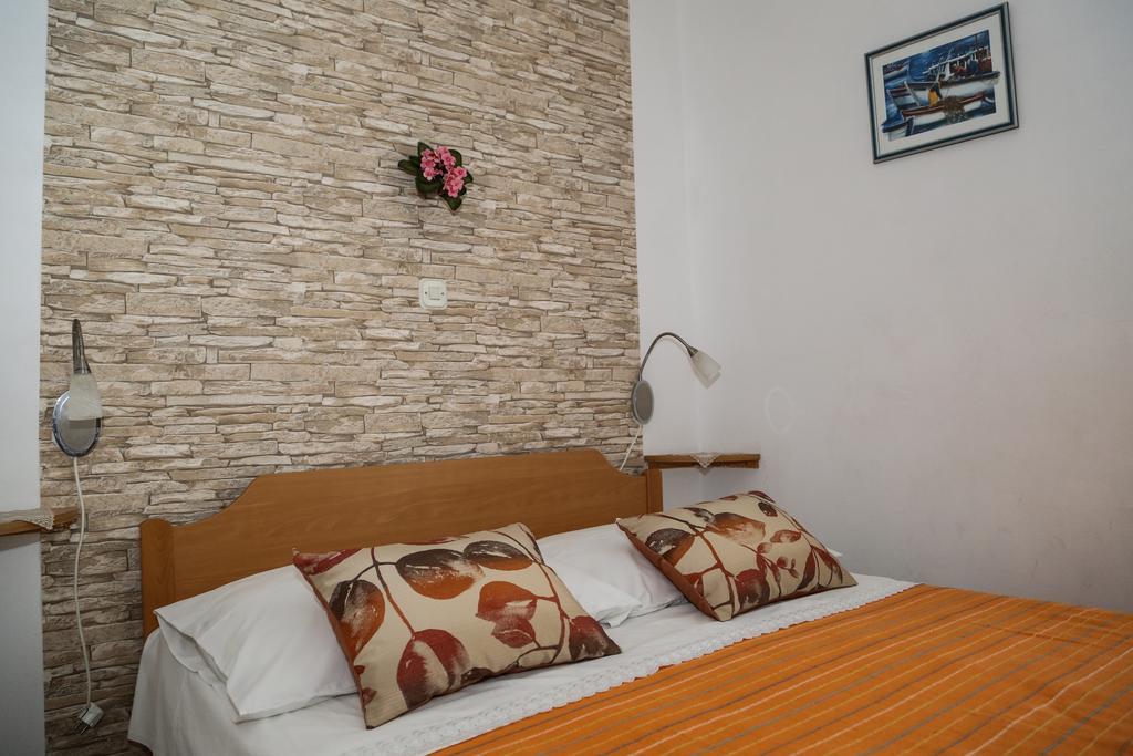 Apartments Dragica Milna  Buitenkant foto