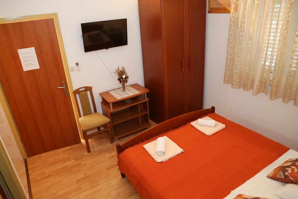 Apartments Dragica Milna  Buitenkant foto