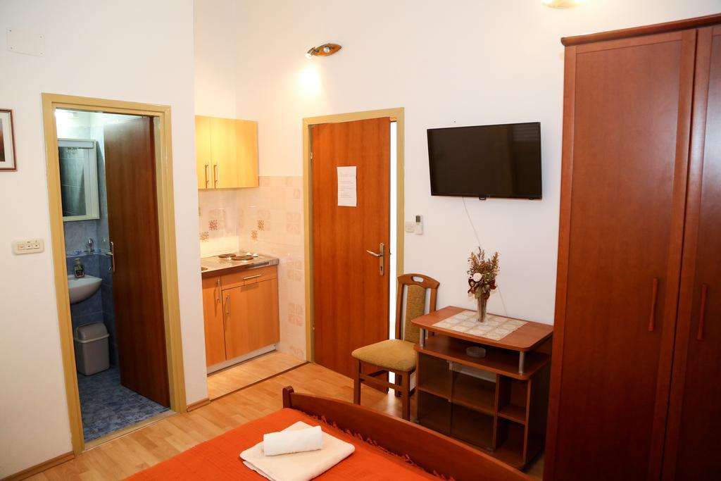 Apartments Dragica Milna  Buitenkant foto