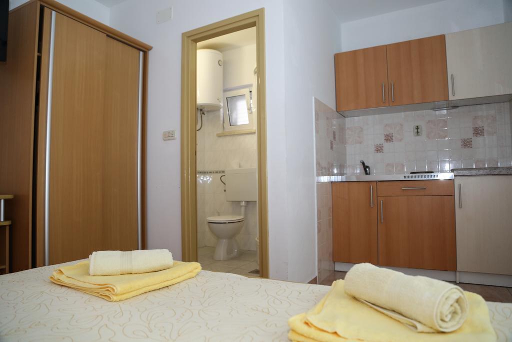 Apartments Dragica Milna  Buitenkant foto