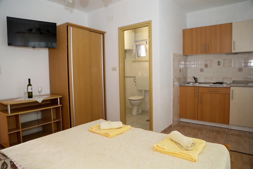 Apartments Dragica Milna  Buitenkant foto