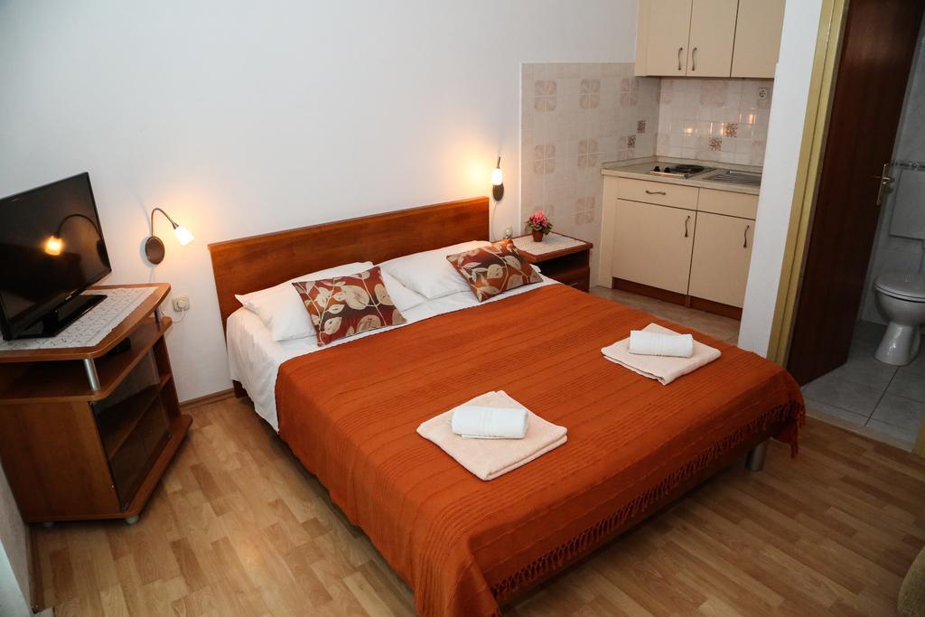 Apartments Dragica Milna  Buitenkant foto
